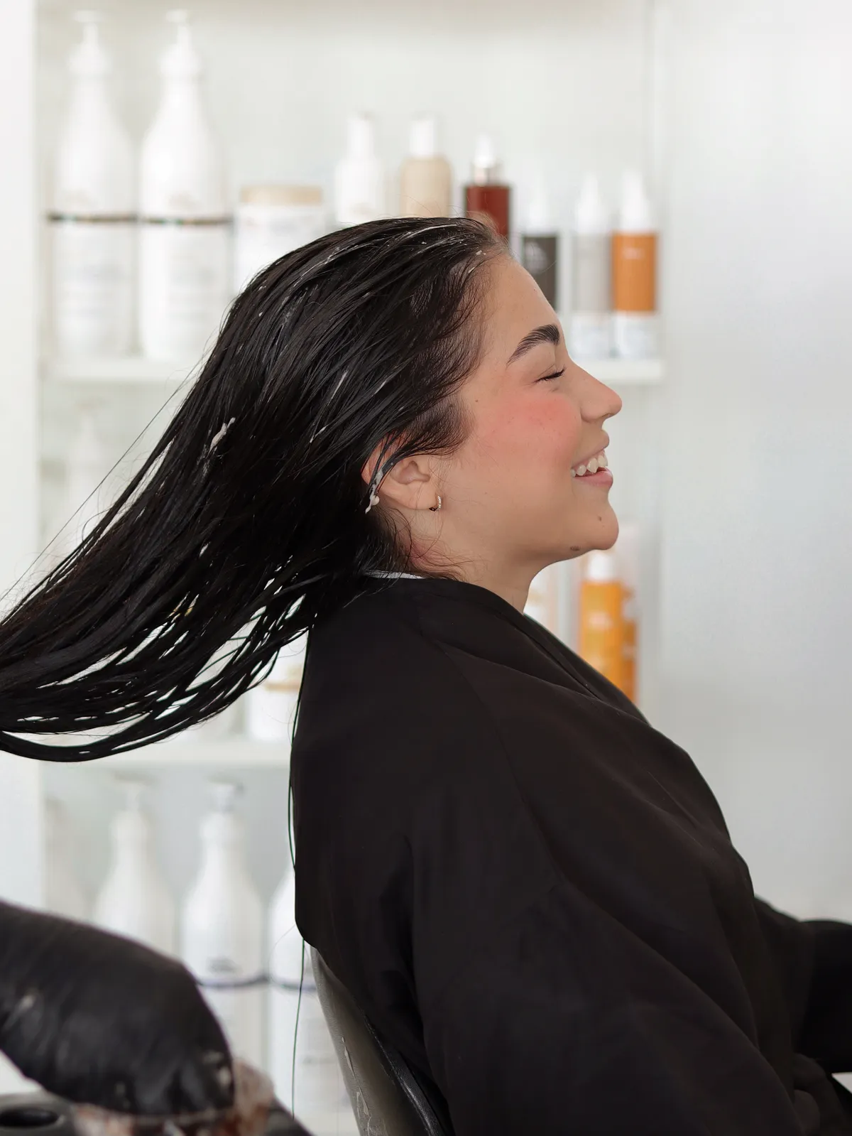 Clienta feliz con su cabello recién tratado